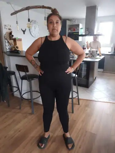 Cliente portant le legging gainant noir taille haute